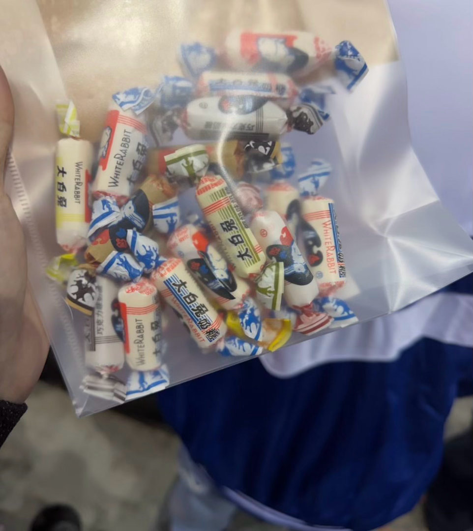 谁被徐良请去迪士尼玩了徐良太懂如何治愈观众，用一张迪士尼门票邀约大家暂时逃离日常