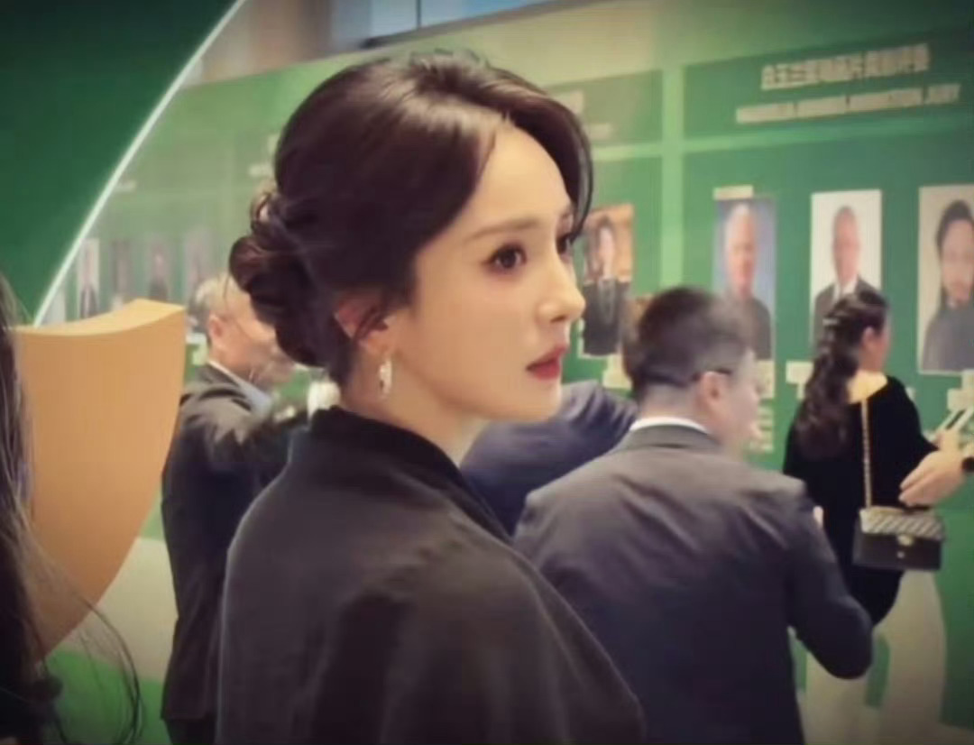 杨幂牵杨紫上台 杨幂确实是又美又性感又温柔啊！自己上台之后还扶了孙俪和杨紫。我最