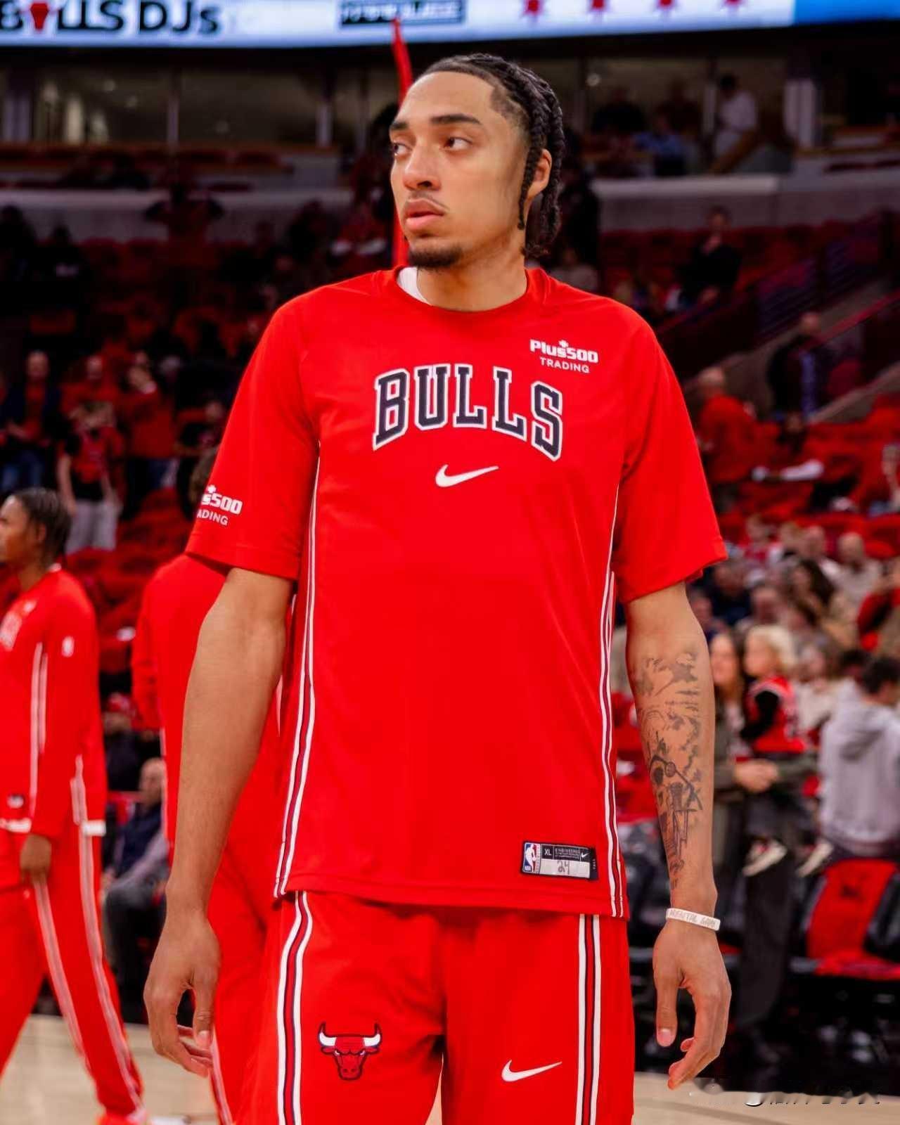 芝加哥公牛官方宣布，球队再次下放今年NBA选秀大会中的首轮第12号秀诺阿-埃森格