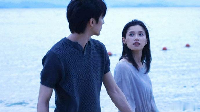 张婧仪宋威龙这是真本地人 看到那把格子伞我DNA都动了，广东的雨季没有一把这样的