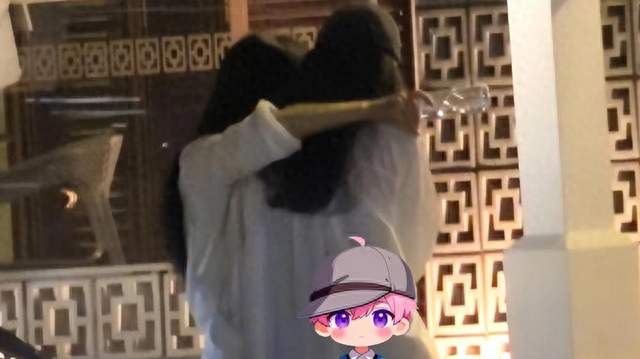 高露深夜聚会被拍，圈外丈夫首度清晰露脸，私下状态太温柔