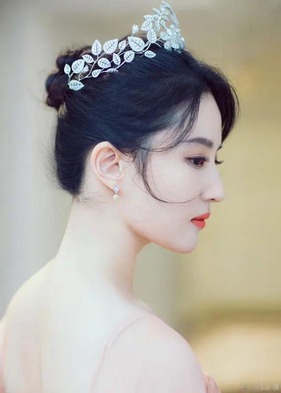 要说刘亦菲、高圆圆、迪丽热巴谁最漂亮，这还真难有个定论，毕竟审美这事儿太主观啦。