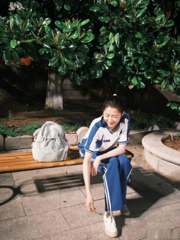 关晓彤三轮车上的少女晓晓世界的搞笑开关被关晓彤按了《耀眼》花絮释出！关晓彤演底层