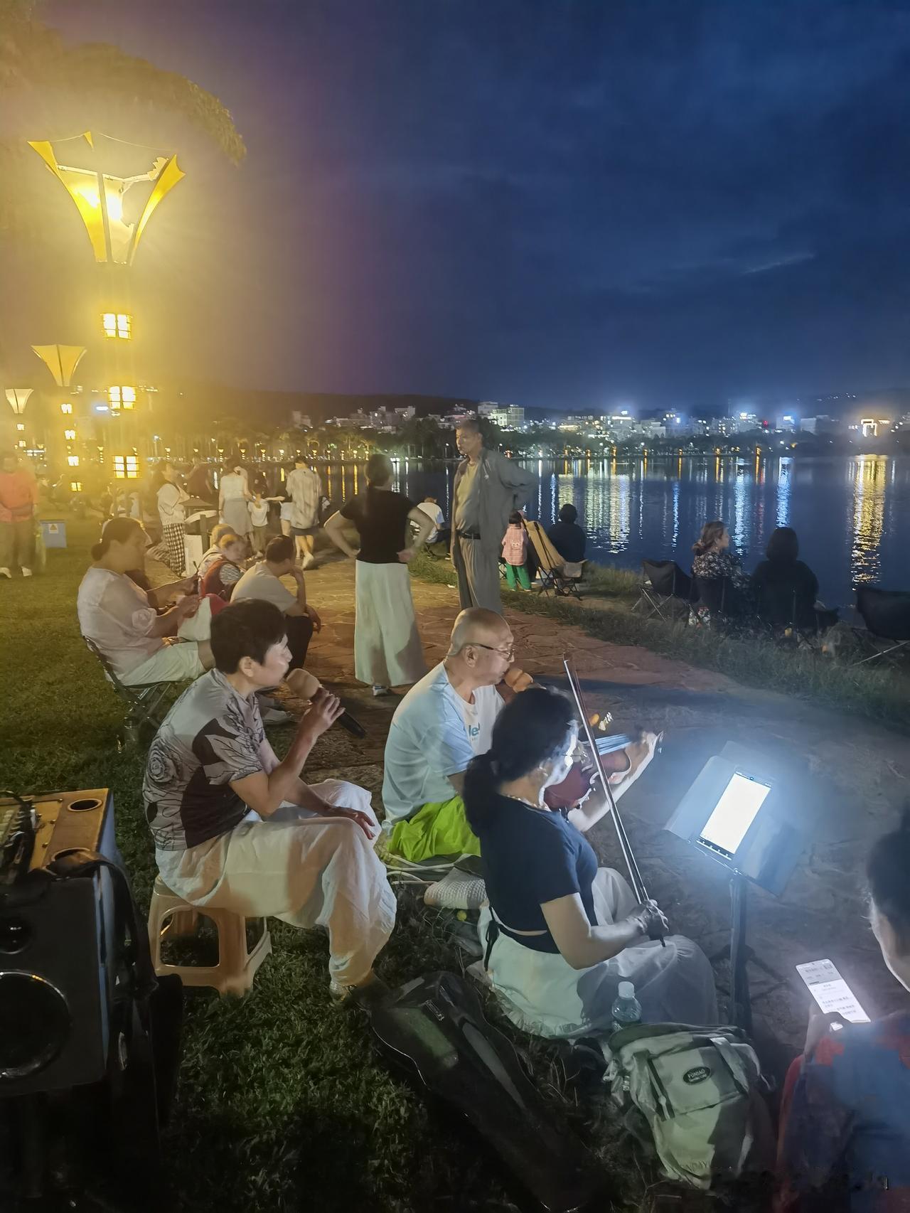 分享湖边照片湖泉湖夜晚，群众自娱自乐。