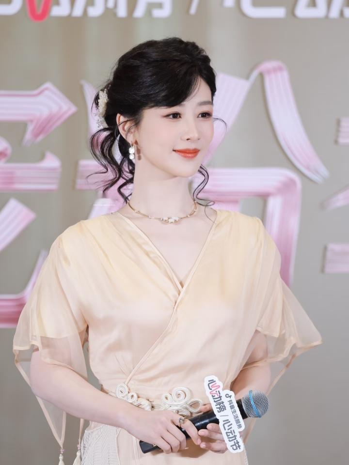 我看杨紫这次是被人下了“连环套”。

攒了一年半的家底儿，三部大戏——非遗传承、