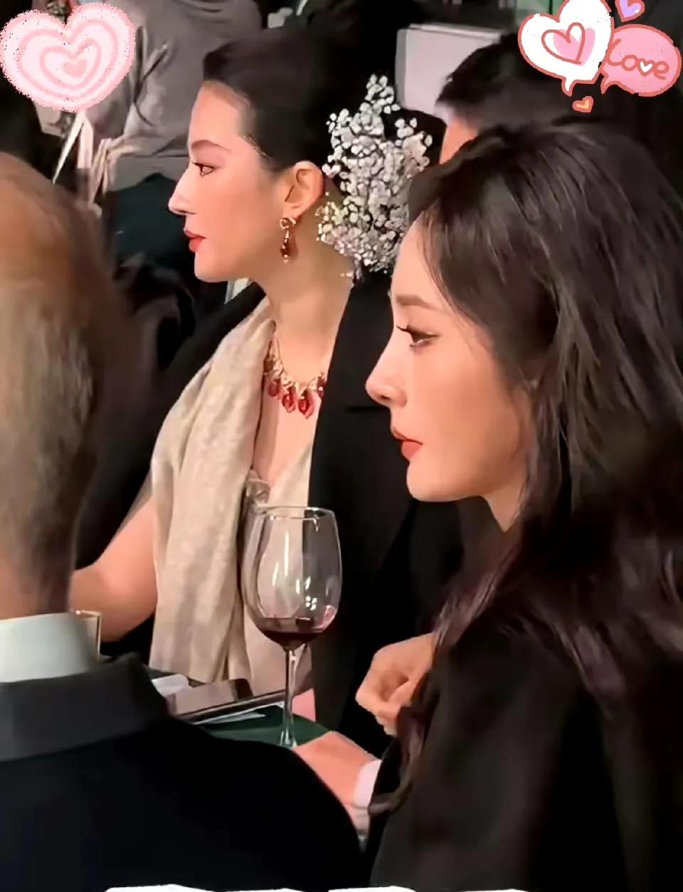 侧颜照还得是杨幂，除了鼻孔稍微外翻，其它方面堪称完美无瑕！

前两天的红毯上，作