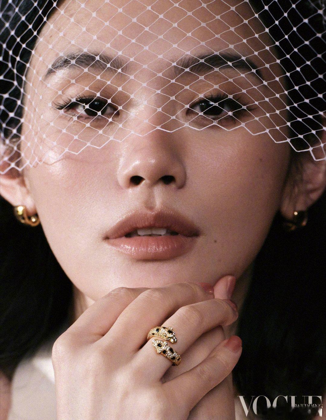 奚梦瑶发文感谢VOGUE“谢谢大家愿意为我们的故事驻足，很开心人生这些美好回忆，
