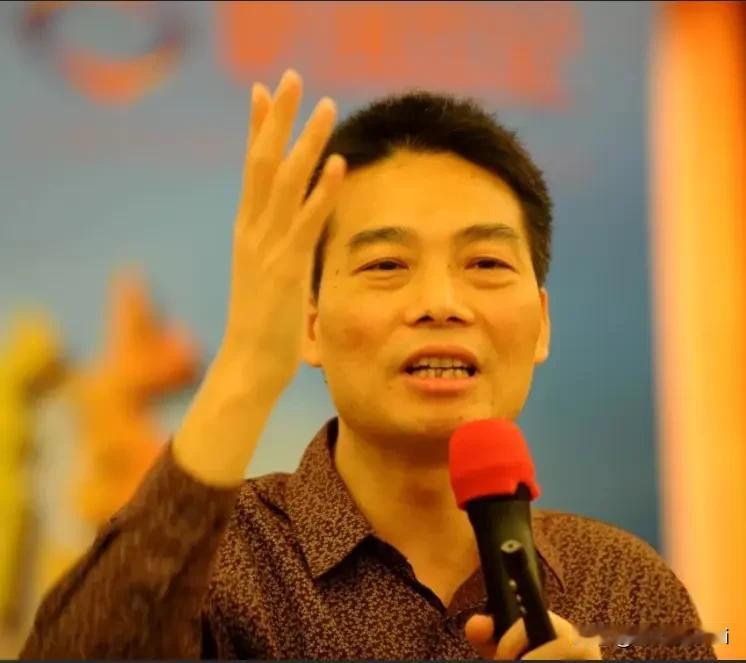 胡志标说，我一看这个许家印，自己的家里面装了一个自己的铜像。肯定未来要进去，他把