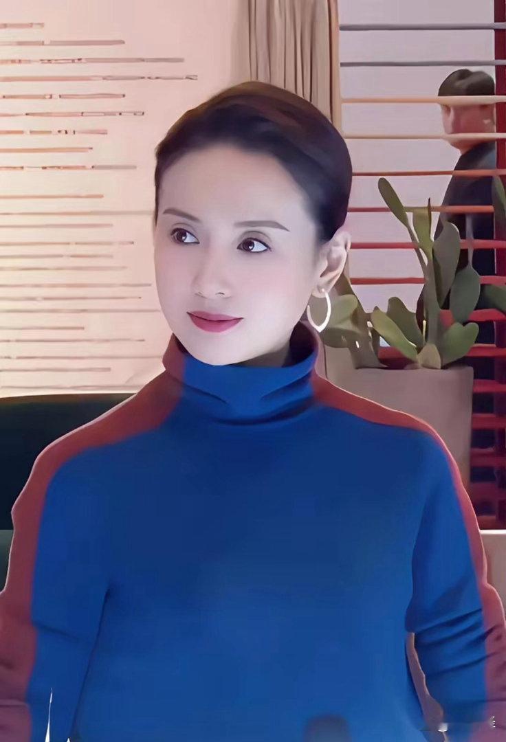 董洁气质清雅脱俗，眉眼温婉灵动自带柔情，清冷温婉的美感澄澈动人，直击心底 