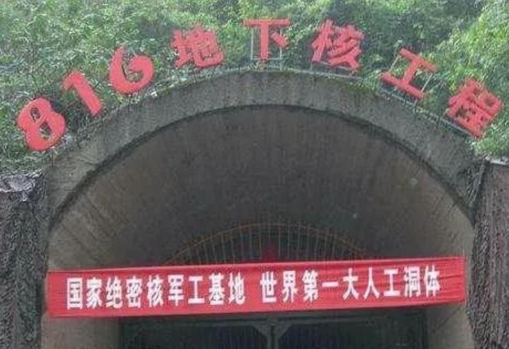 1966年2月，毛主席单独召见周总理。会谈时，主席突然靠近总理，压低声音说道：“