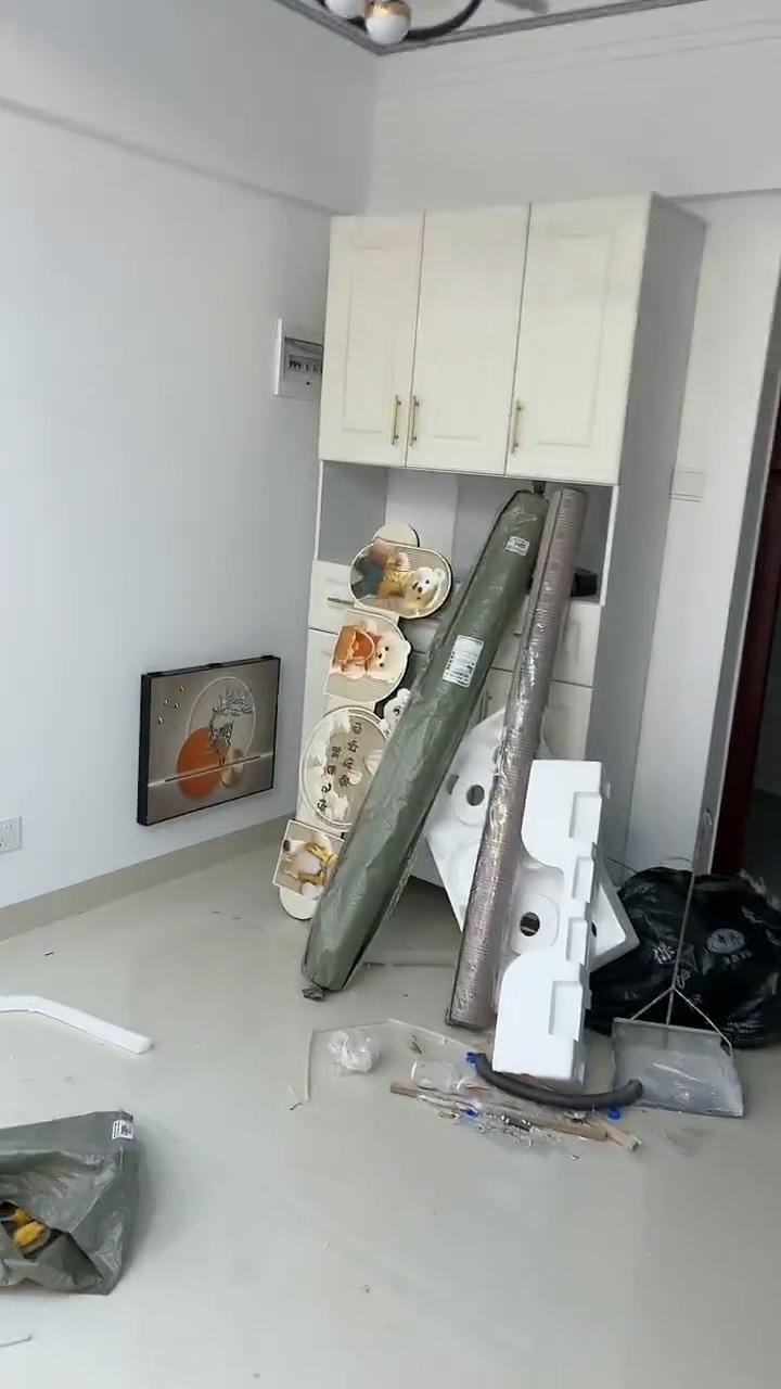 这是楼上的房子，我就感觉这一天天累的，造的满摊的。这是刚开始往上安，老多东西都没