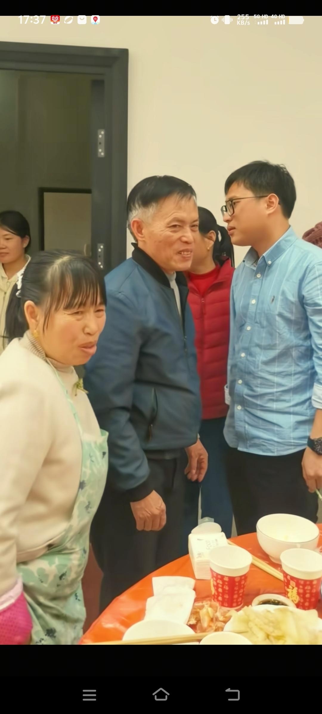 梁志辉家昨天为他过完生日后，全家人玩起了一个抓钱游戏。他们把不同面值的钱摆在餐桌