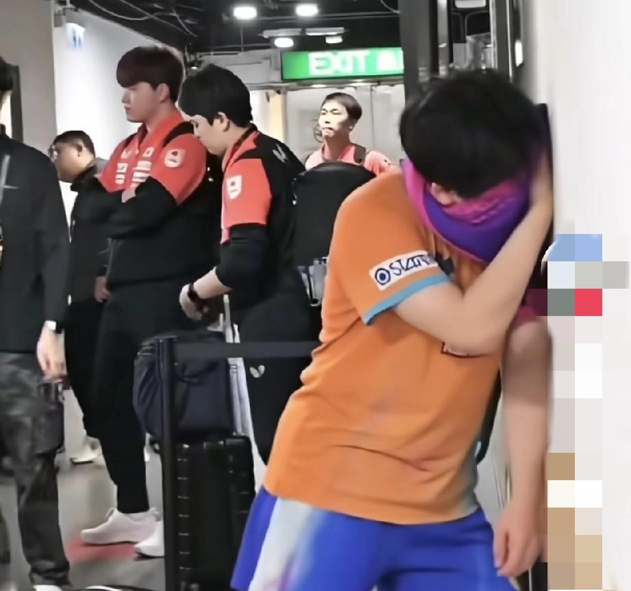 当18岁日本天才摔拍怒吼时，王楚钦擦汗的慢动作，暴露了国乒统治力的核心  
最近