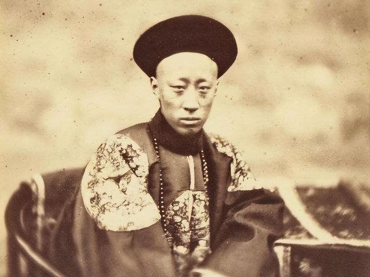 1861年，晚清三品官员肃顺被行刑时拒绝下跪，还当众怒斥慈禧是妖妇，没想他却被行