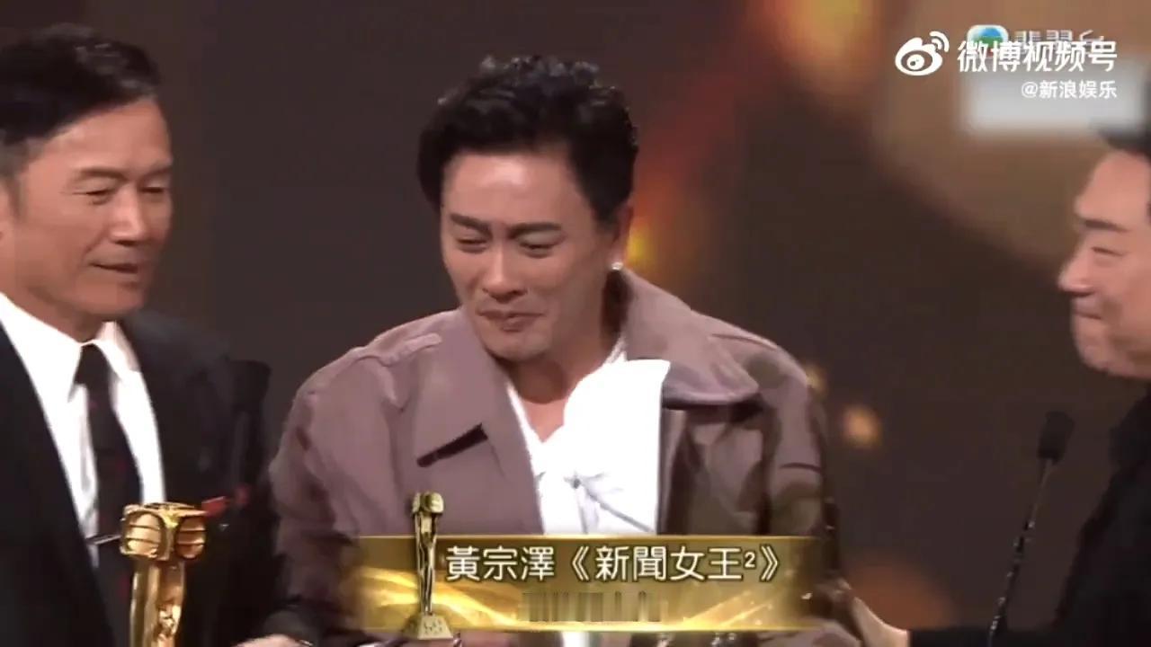 二十八年坚守终圆梦 黄宗泽双料视帝泪洒TVB颁奖礼
 
1月4日晚，澳门上葡京综