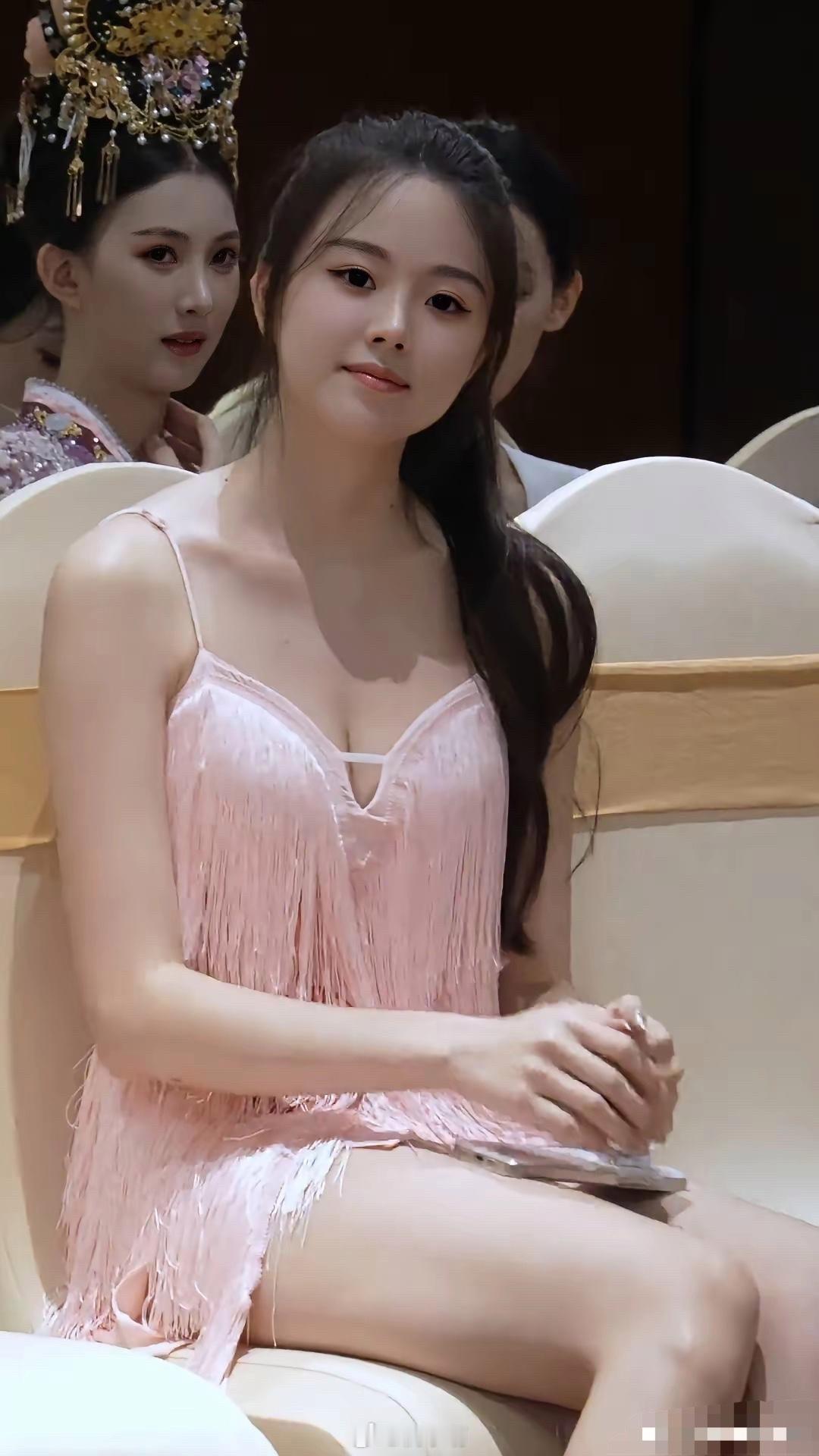 恭喜这位广西美女夺得选美大赛冠军。 