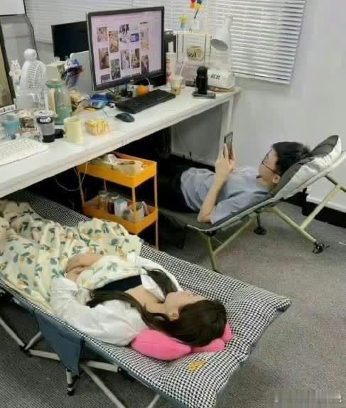 办公室这样午睡，只要自己不尴尬，尴尬就是别人了 