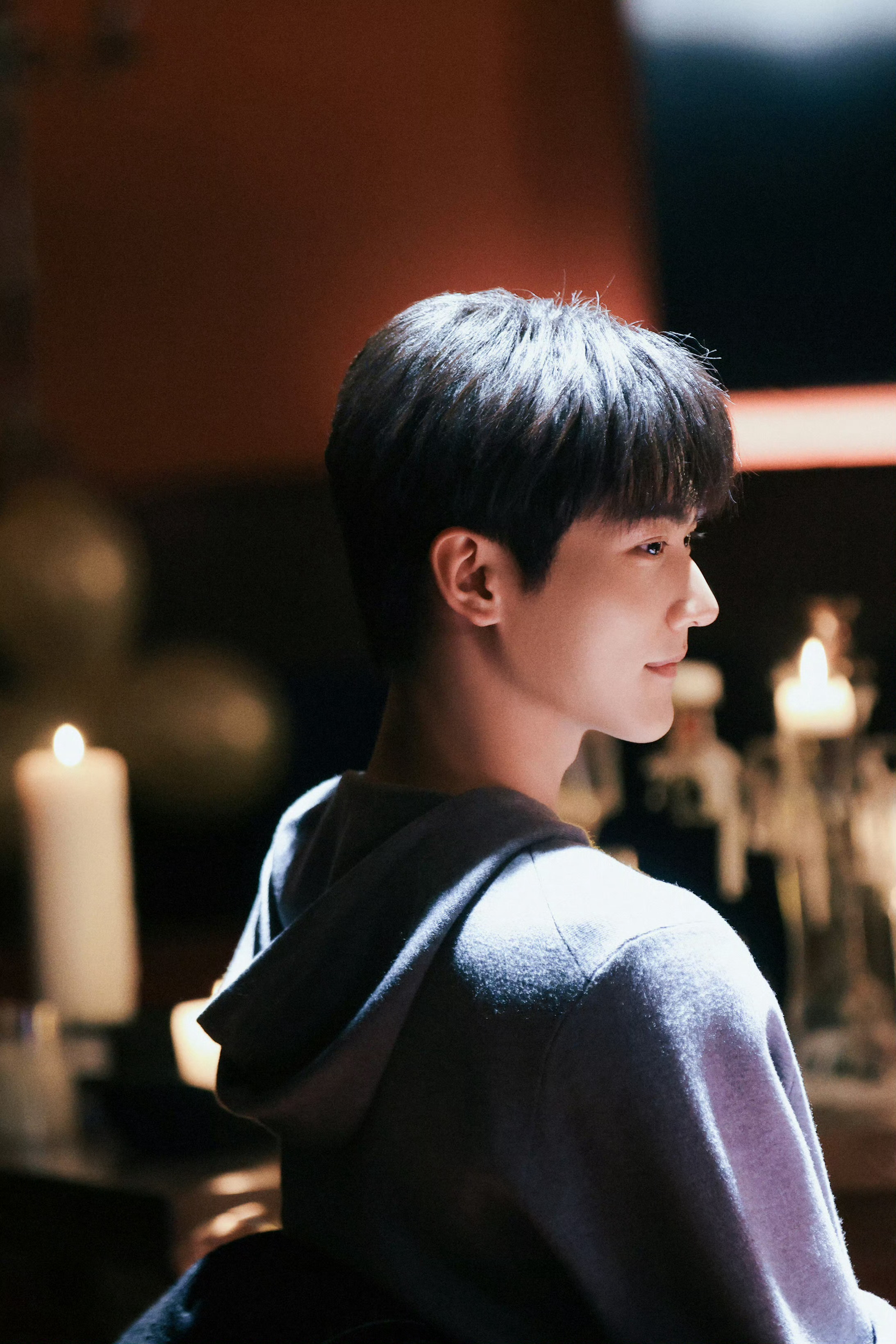 最近《狙击蝴蝶》火了，与李雾具有相似背景的周柯宇也火了！周柯宇从小由哥哥抚养，并