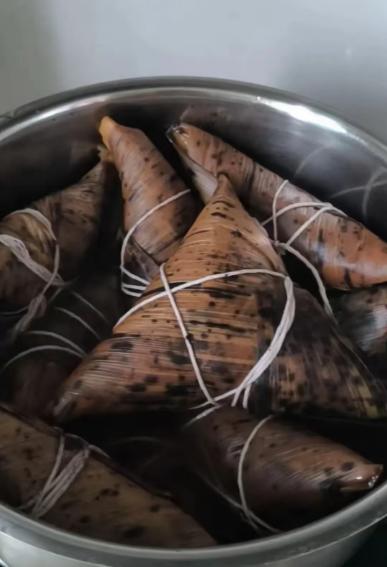 婆婆自己包的粽子，给邻居送了12个，今天早上婆婆出门扔垃圾，看到她给邻居送的粽子