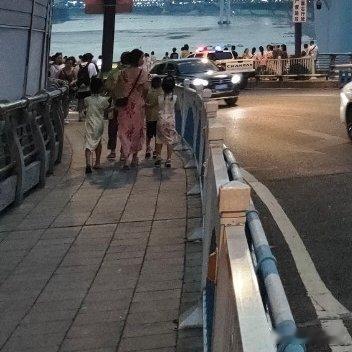 生活不必事事追求圆满，有遗憾、有起落才是常态。接纳当下的一切，认真过好每一天，平