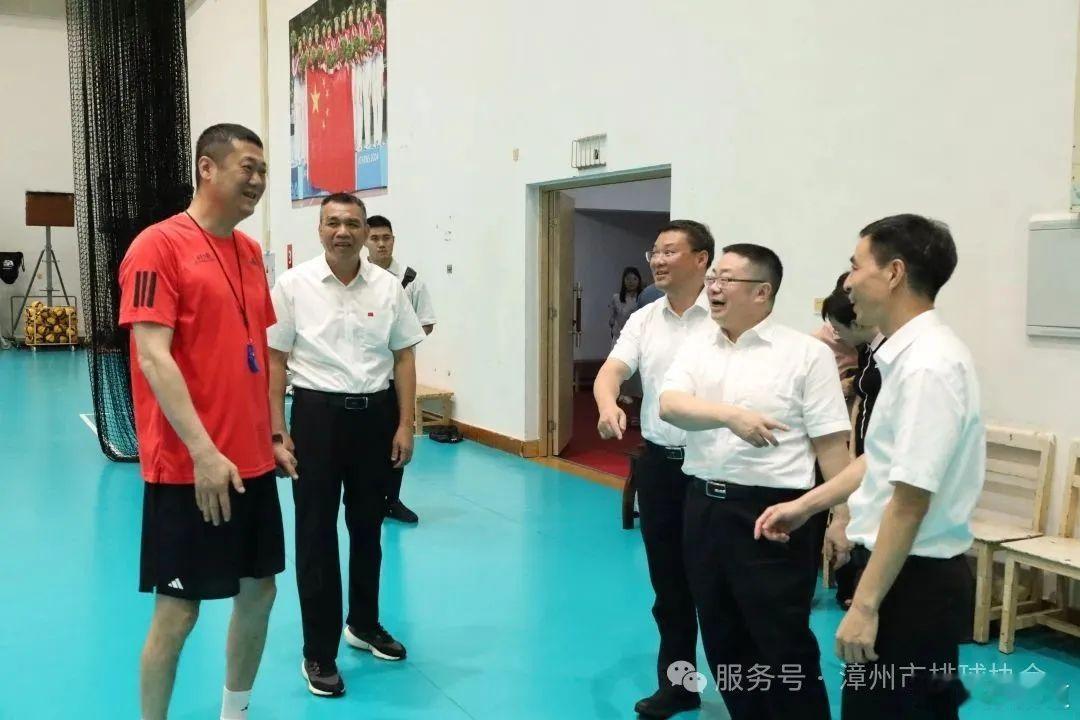 中国女排谣言止于智者，谁来谁走谁还在……漳州市排球协会陪同省、市领导慰问中国女排