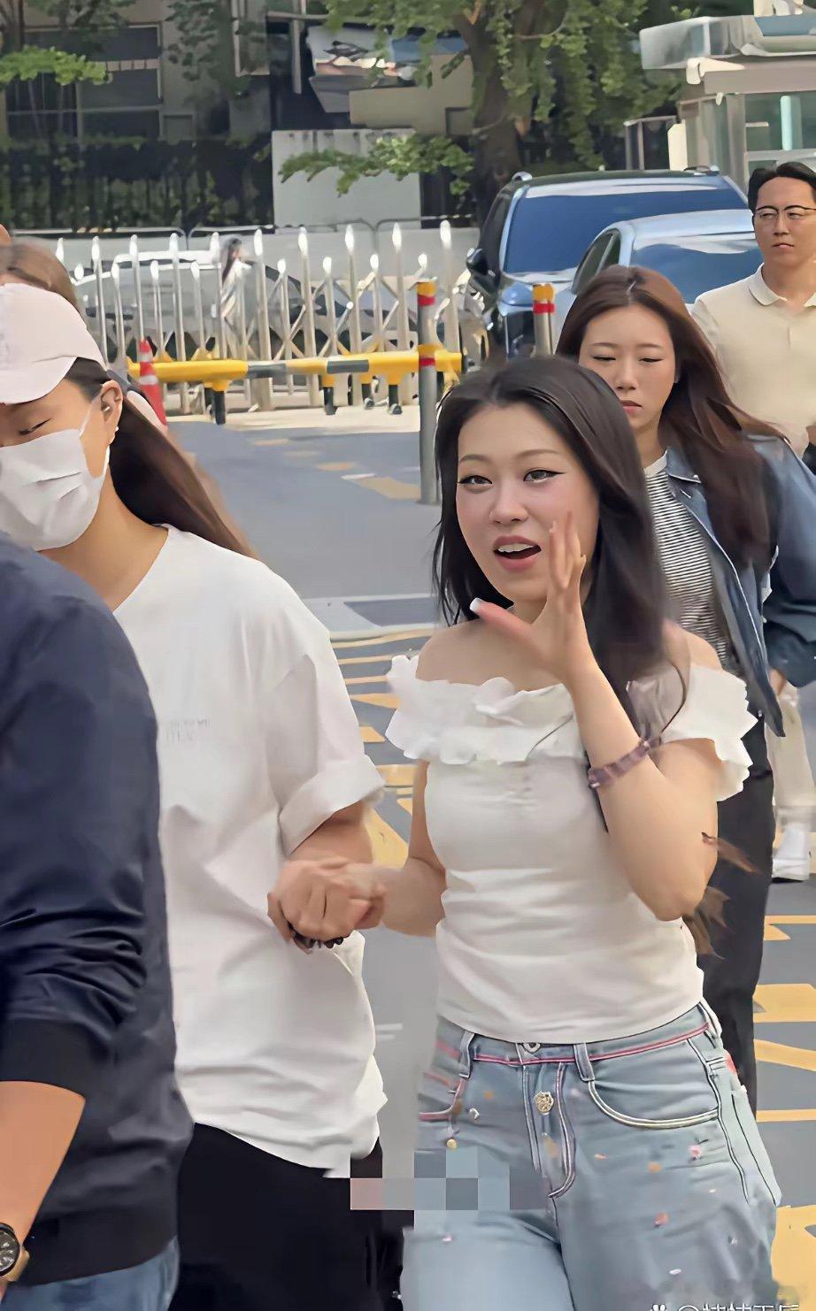 沈佳润在韩国广播公司 （KBS）上班，她在韩国的妆容很好看，走路需要人搀扶，腿脚