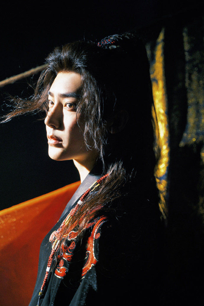 侯明昊——萧无衣已上线[期待]这组图真的好绝，黑红外袍再加上战损妆造超带感[可怜