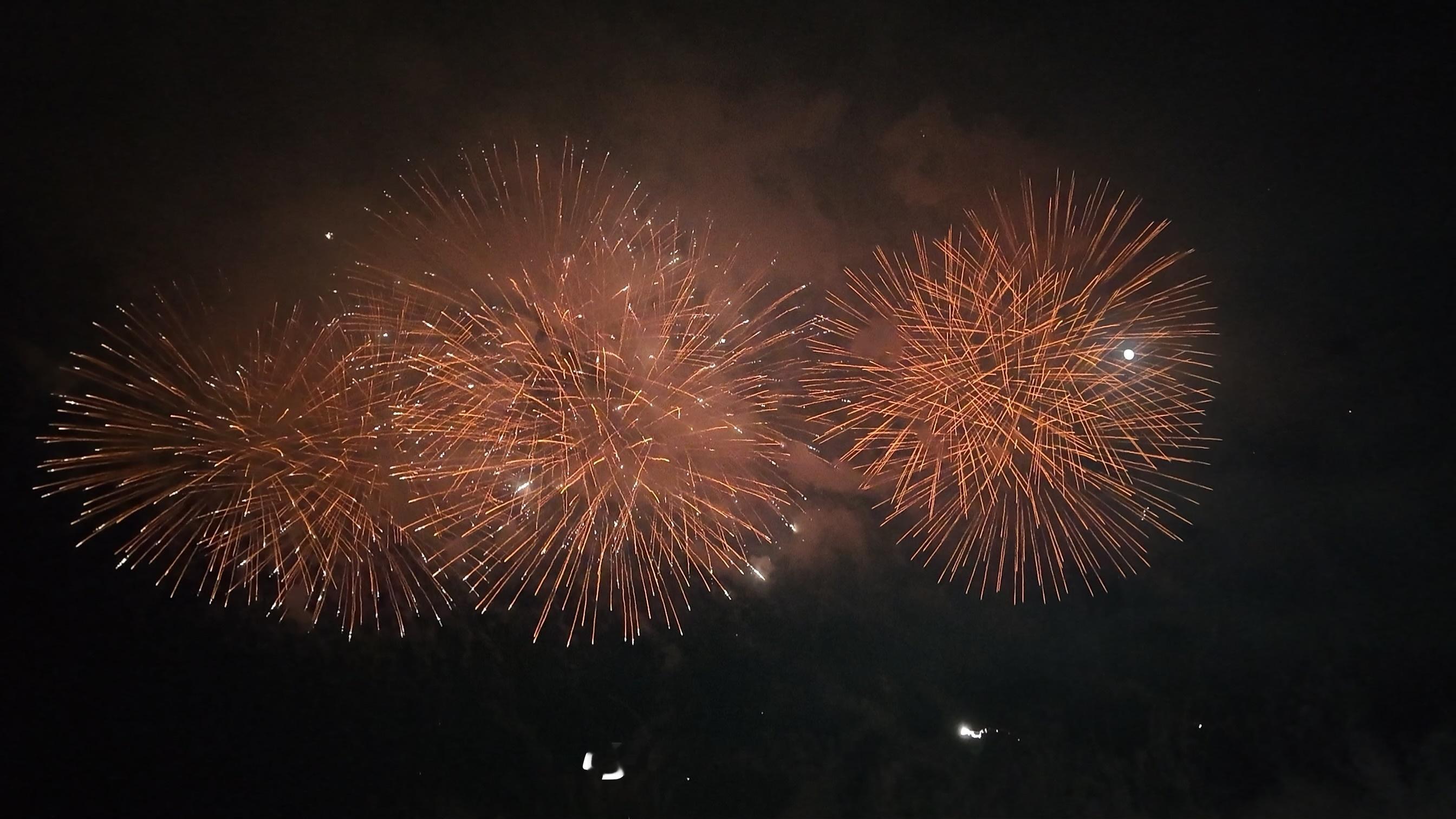 活力大湾区，魅力新广州，欢迎来到珠江烟花秀！  ​​​