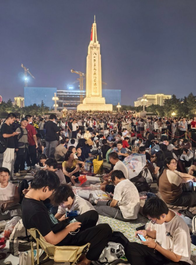 国庆假期就来南昌西湖国旗到位，人山人海等待升旗 ​​​