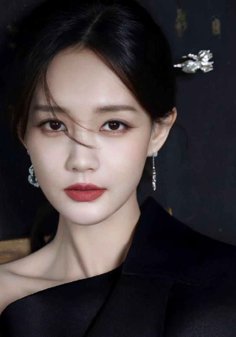 李一桐为了让李荣浩给她写歌，居然曾经夸下海口要给李荣浩送一套房。

而且不是内地