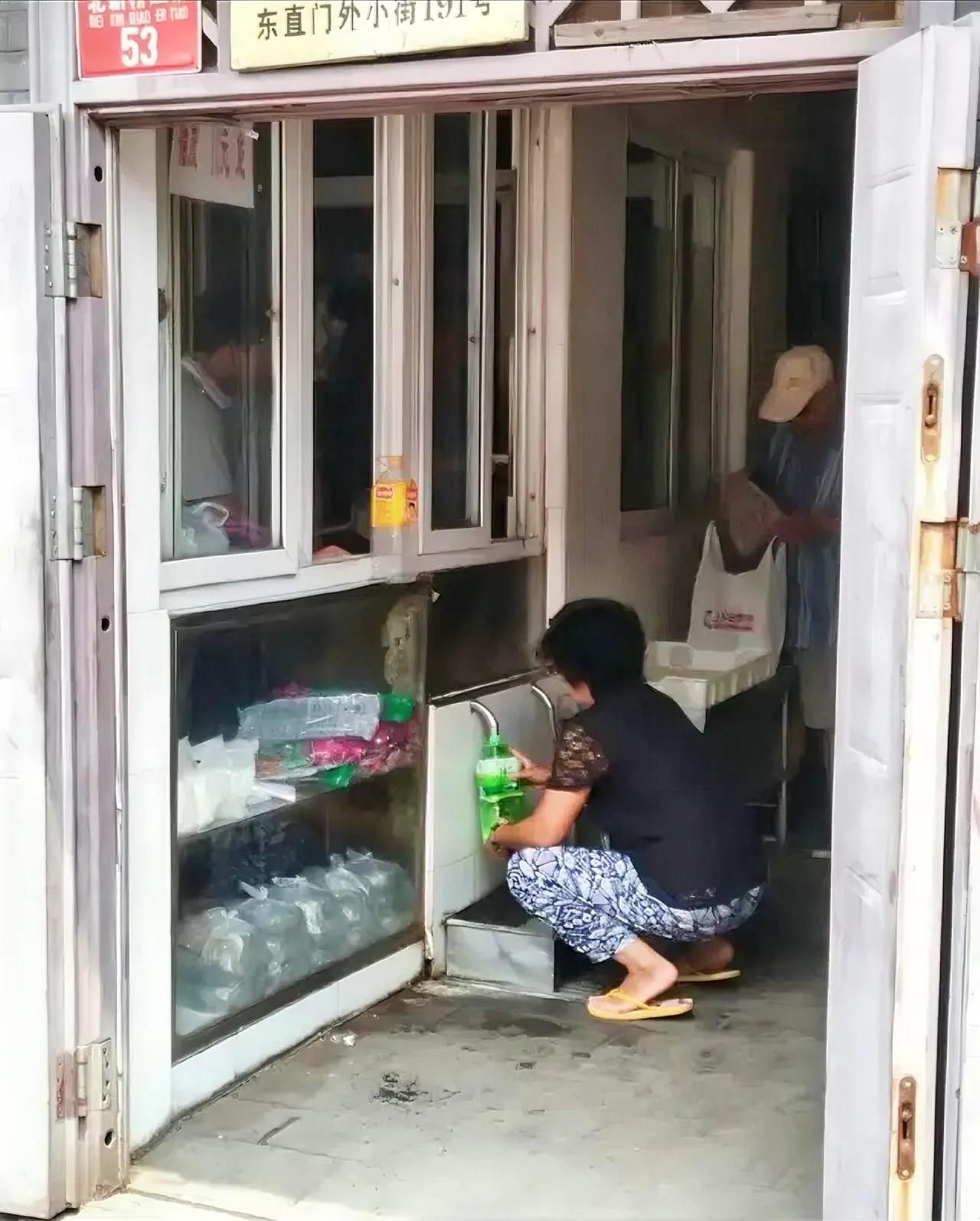北京豆汁头牌是东直门豆汁，准确说是东直门四眼井粉房的豆汁，解放前北京有名的饭店炒