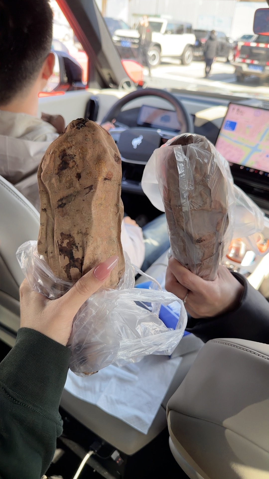 服务区吃口优质碳水对面停了台油烈马Bronco和我这台增程 真是两种感觉啊 