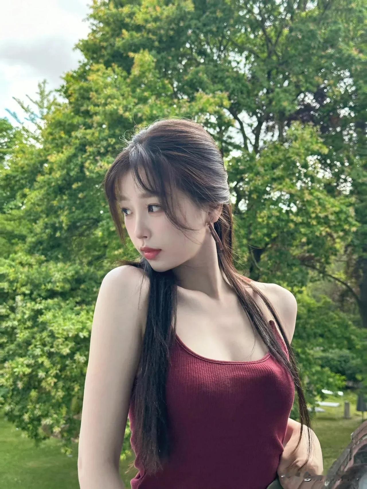 虞书欣穿吊带确实很美
红色吊带配上白皙的皮肤，黑色吊带连衣裙都很好看
虞书欣的吊