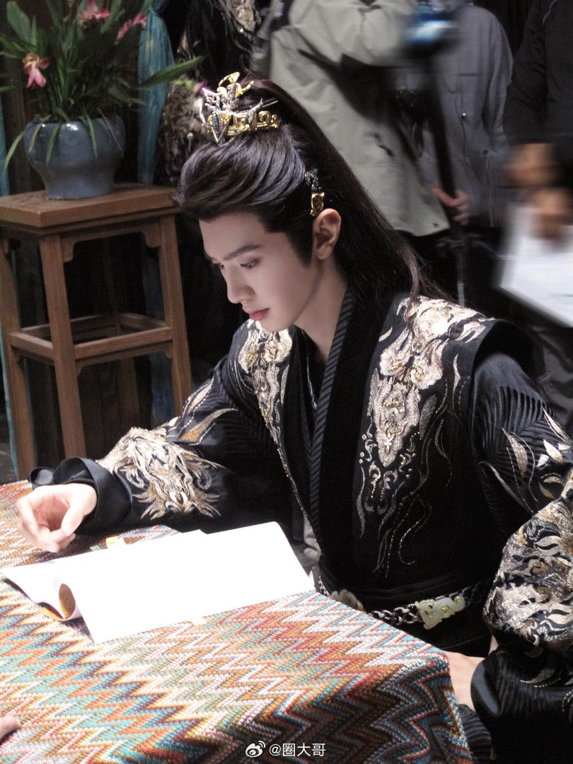 一笑随歌官博回应逆袭电视剧《一笑随歌》一夜爆红，陈哲远在剧中的表现被网友热议，没