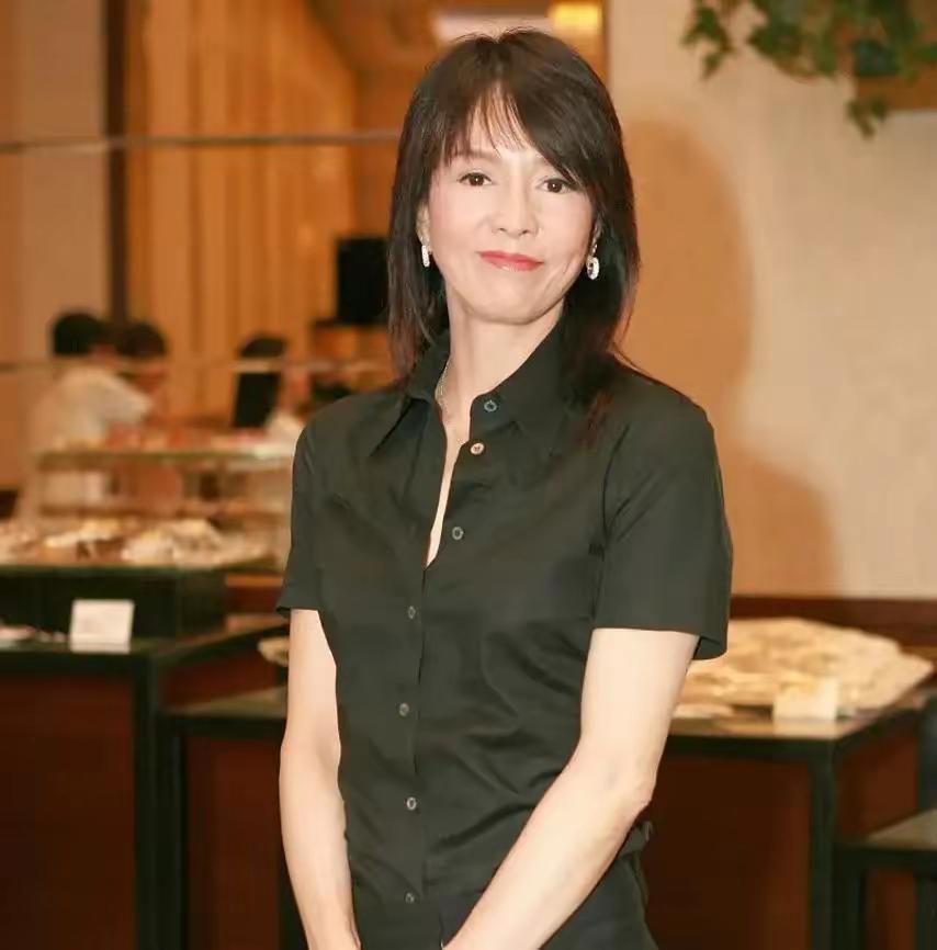 67岁郑裕玲彻底通透！变卖千万珠宝：余生只剩4745天，只为自己活
 
娱乐圈最