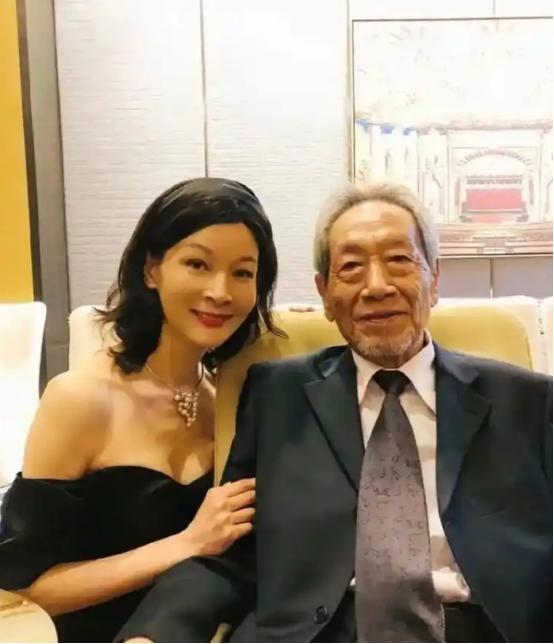 2013年，30岁的饶芯语，疯狂追求67岁的王奎荣。她对王奎荣说：车子、房子、票