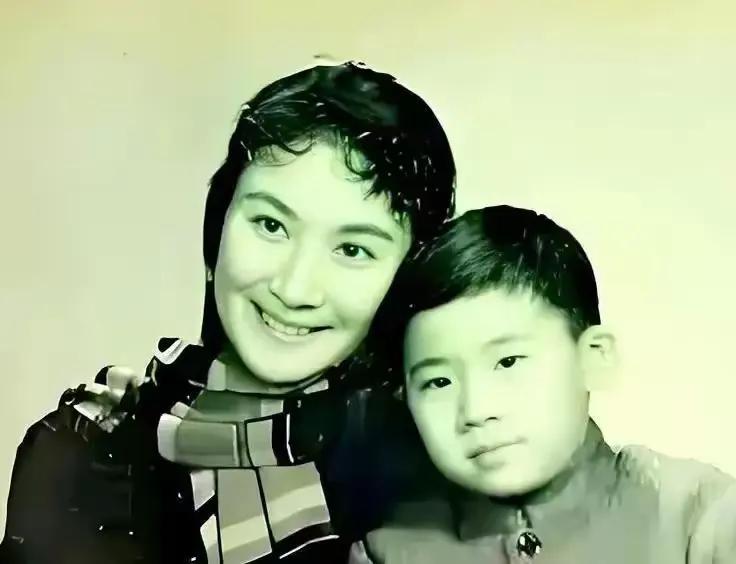 1966年，京剧名家言慧珠离世，托付给继父的10岁幼子常年遭继父和保姆联手苛待，