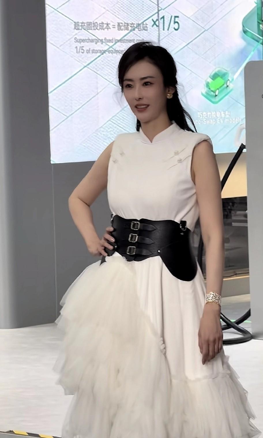 昔日的中国第一车模兽兽，2026北京重现超模造型，有谁还记得她