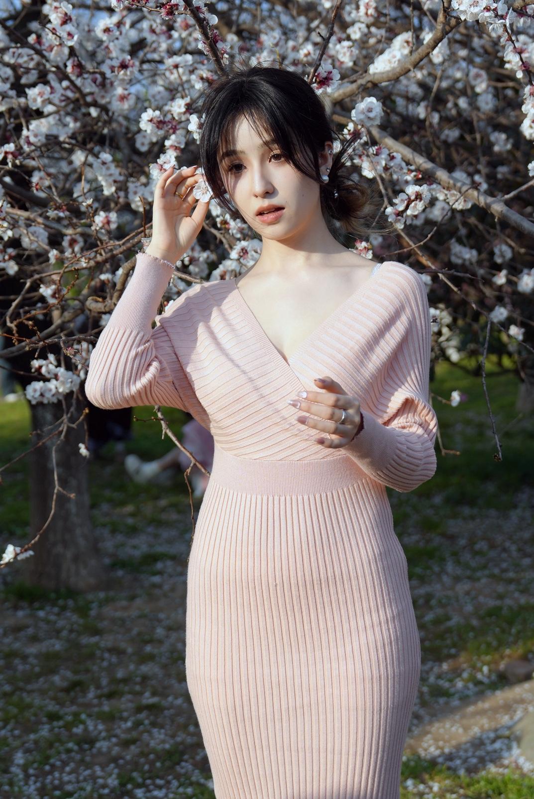 樱花树下，粉裙少女，春意盎然