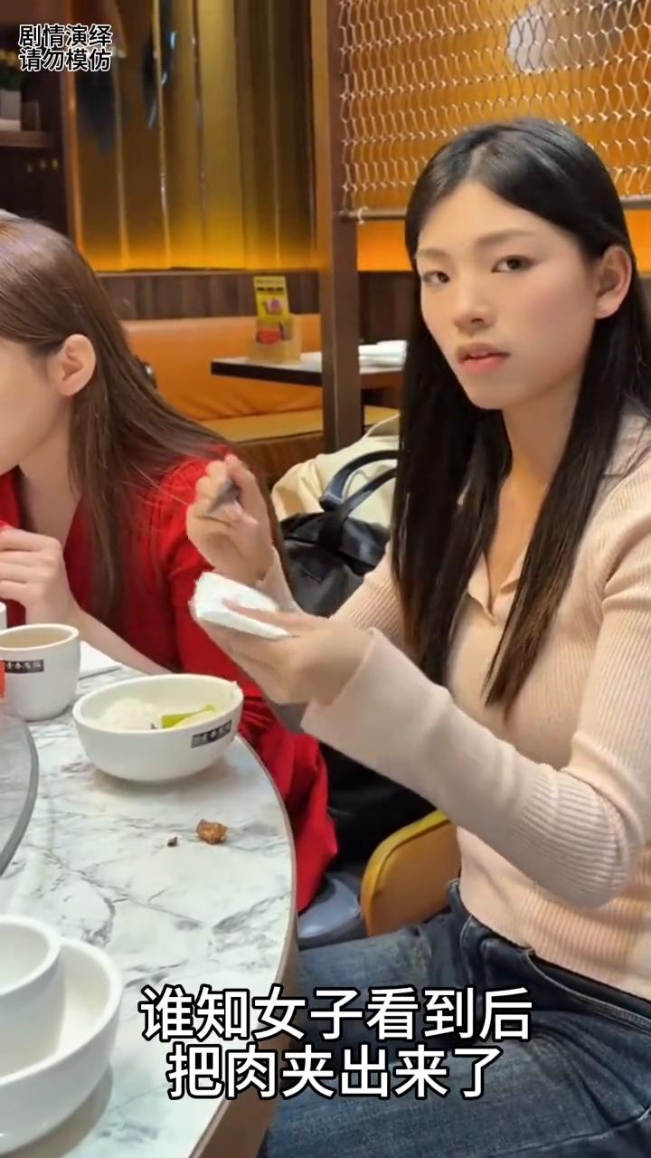 男子第一次和相亲女子吃饭遭到嫌弃，这一幕真的太无奈了。
男子第一次和相亲女子吃饭