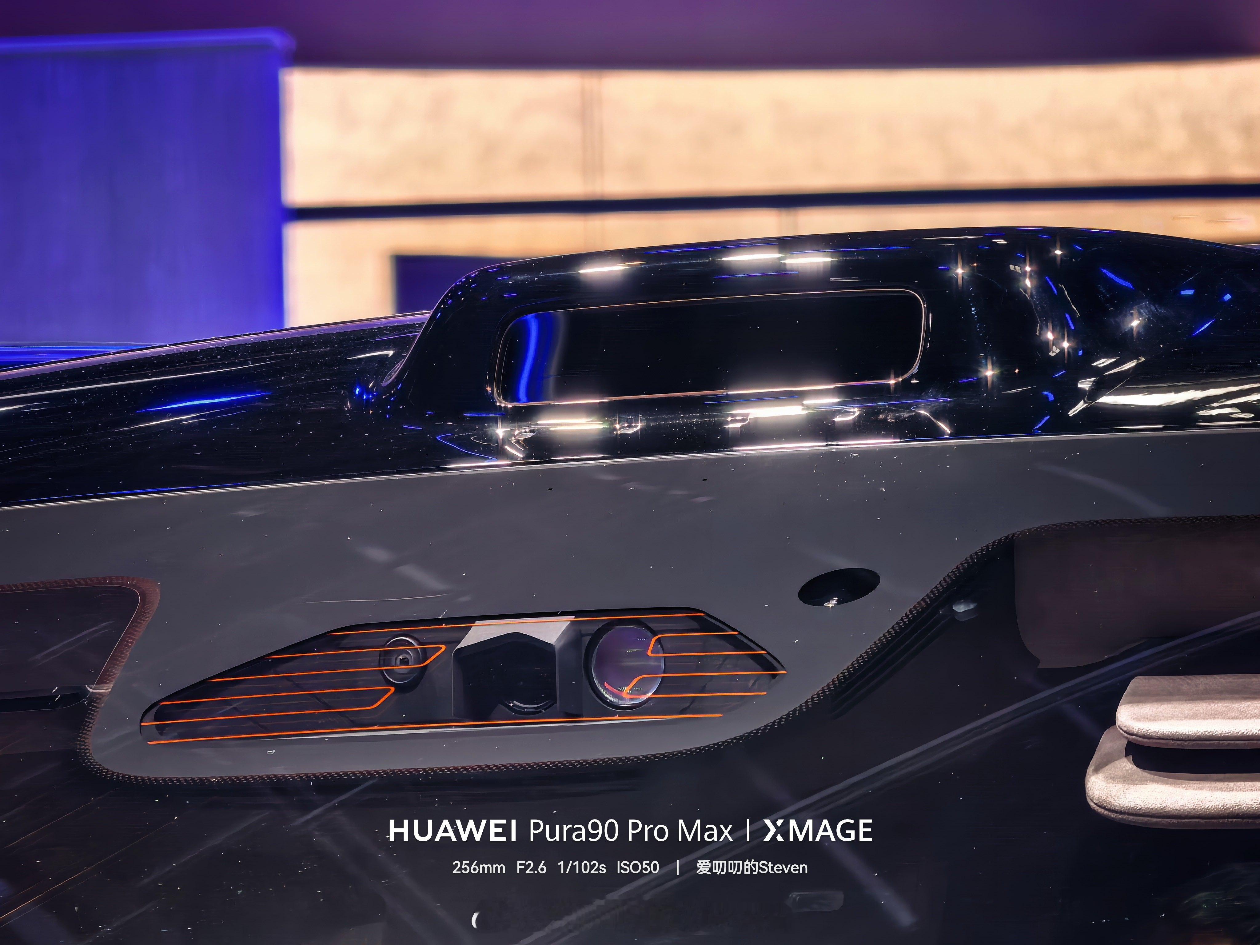 逛了下鸿蒙展台，只能说问界M9依然是当之无愧的旗舰SUV之皇。不光用户喜欢友商也