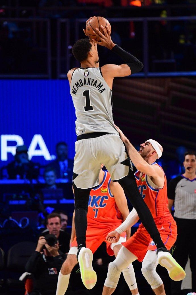 文班亚马这个出手高度，你让卡鲁索怎么防？

很多人诟病卡鲁索的“搓澡”防守，在这