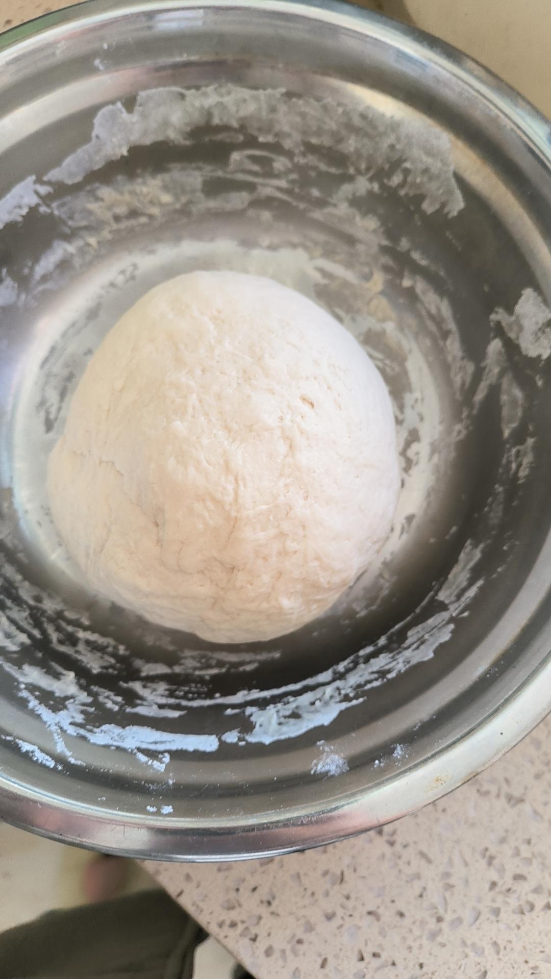 蒸包子翻车了
 
今天下午突然馋包子，馋得不行，说动手就动手。先把面和好发起，看