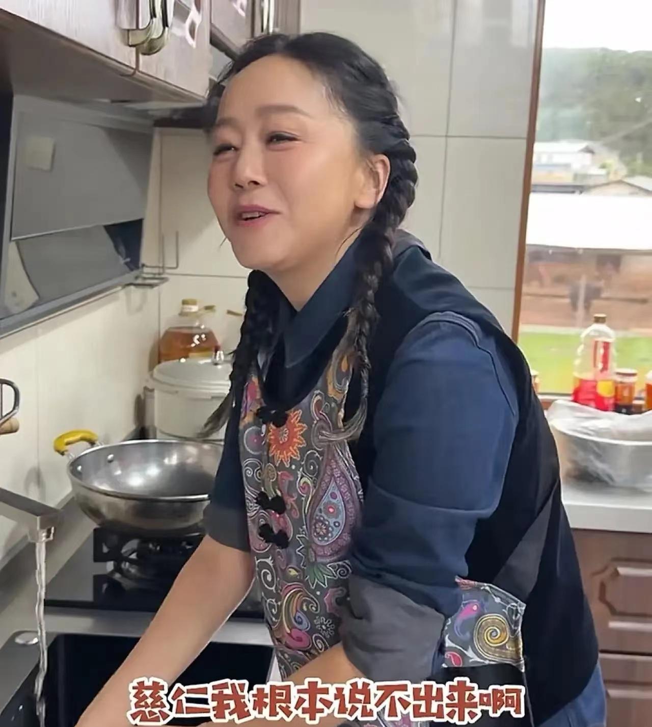 王一楠真的很让人意外，竟然是一个不会睡觉的女明星，在香格里拉跟藏族人聊天，请教别