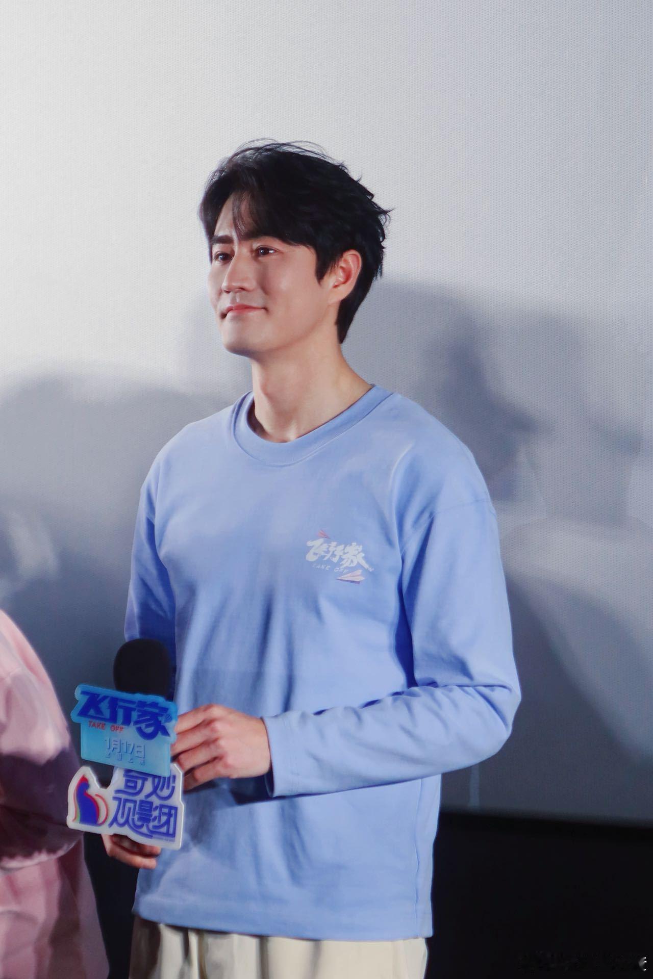 杨玏穿得baby开口daddy 杨玏这身baby蓝太适合他，《飞行家》首映现场尽