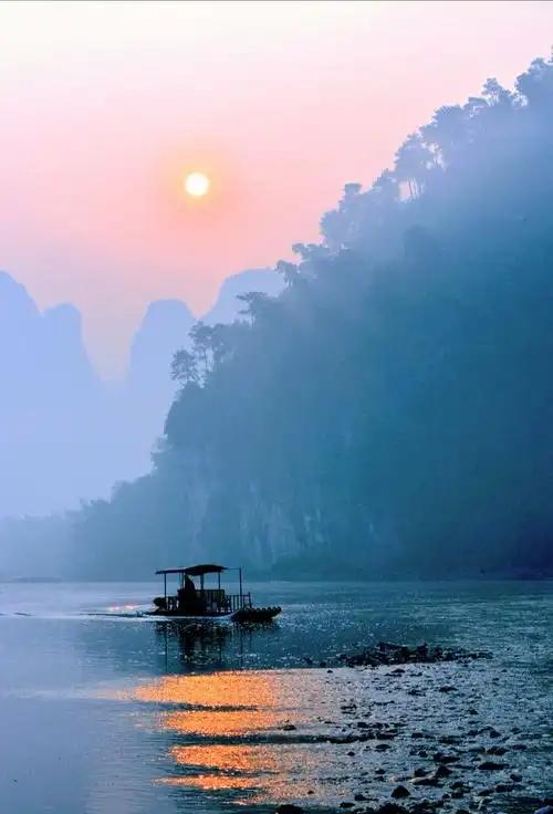 下联：欣沐五岳风。