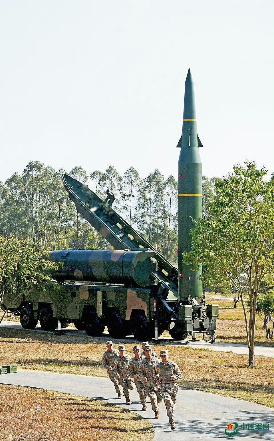 近日，火箭军某旅DF-16开展火力突击训练。 烽火问鼎计划