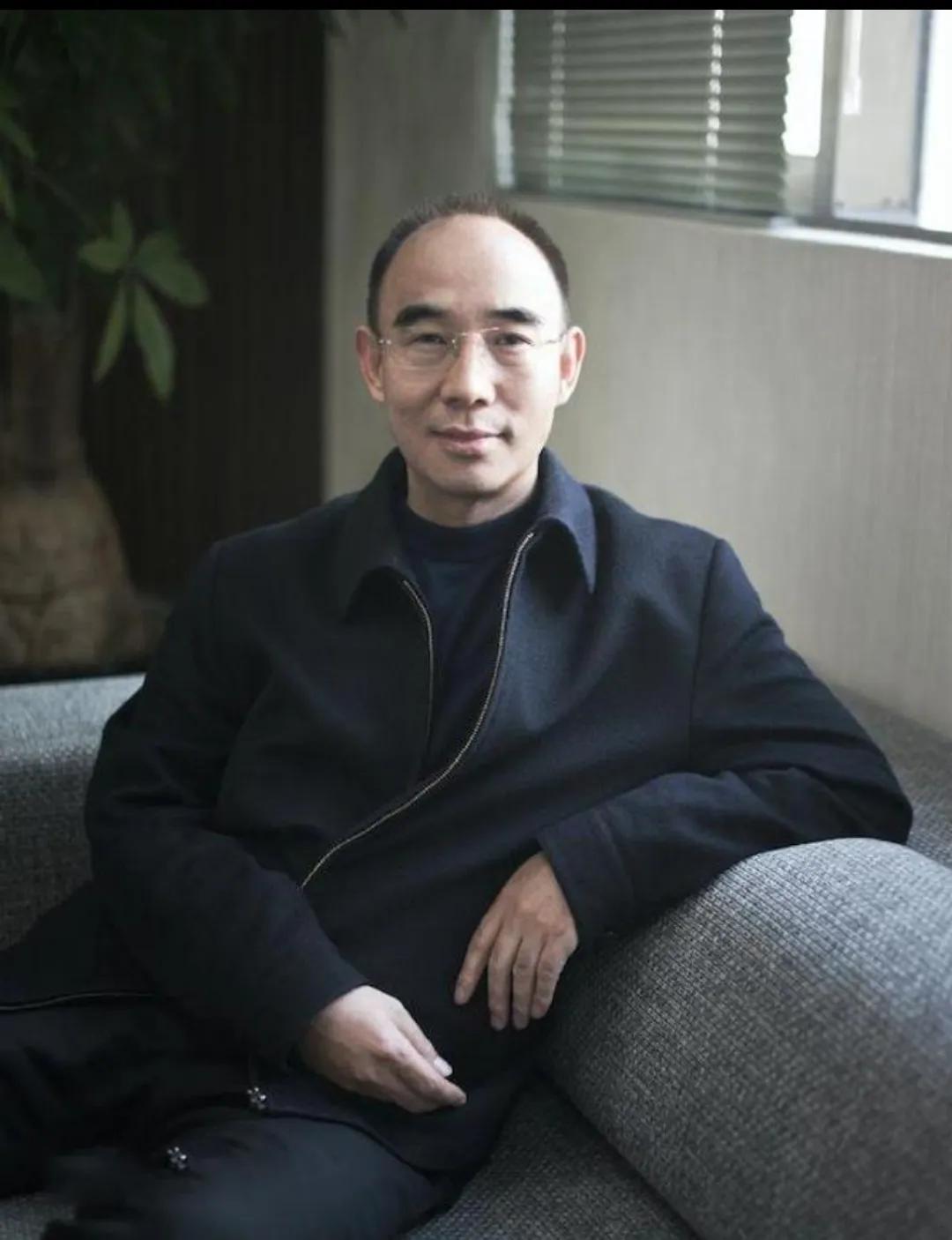 还记得这个男人吗？
不在你辉煌时慕名而来，不因低谷时离你远去。