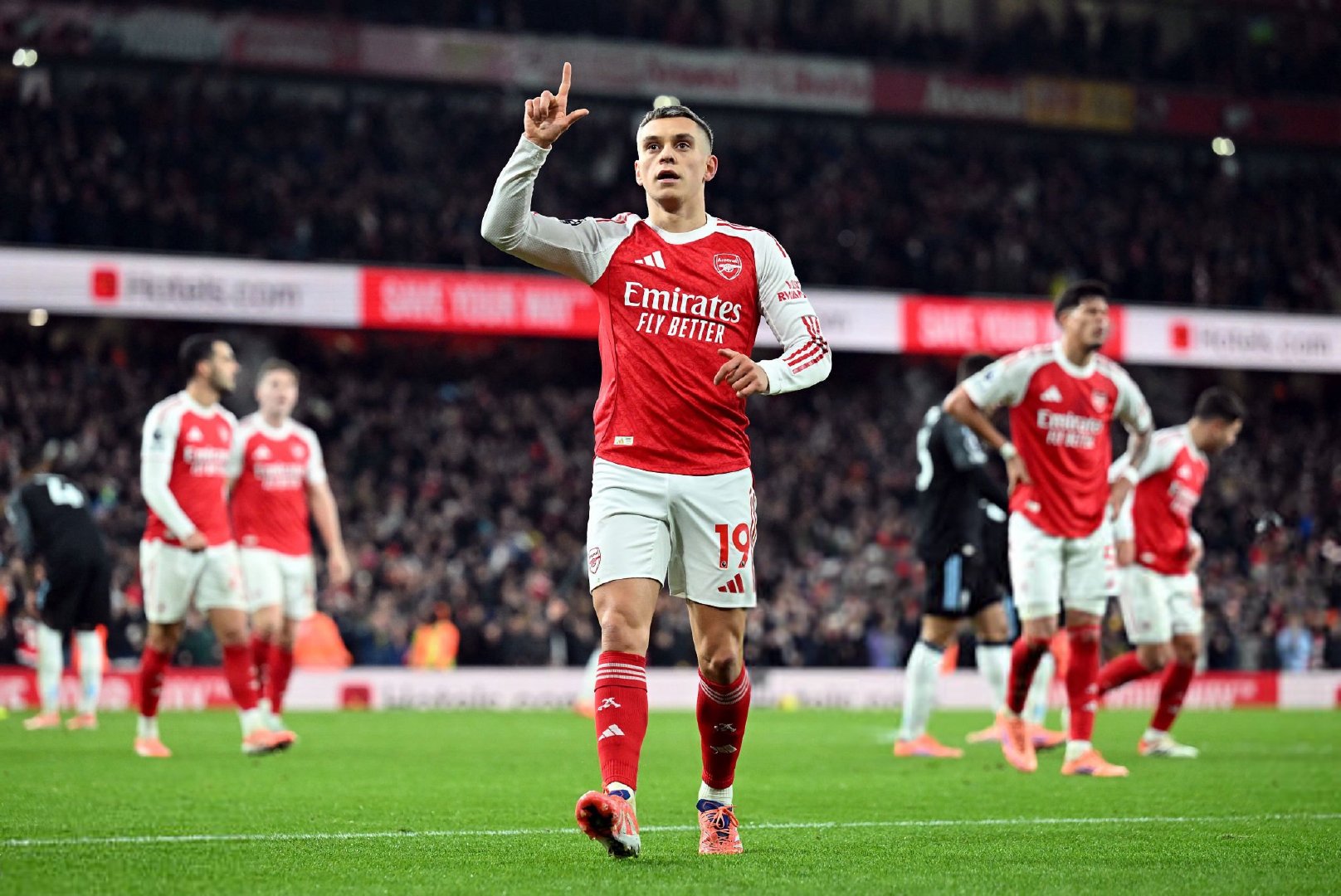 阿森纳官推：特罗萨德被评为俱乐部12月最佳球员🏆英超联赛 阿森纳 特罗萨德