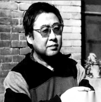 他都快死了，肝癌晚期。
那个陪他吃了半辈子苦的老婆，端来的不是救命的汤药，是一纸